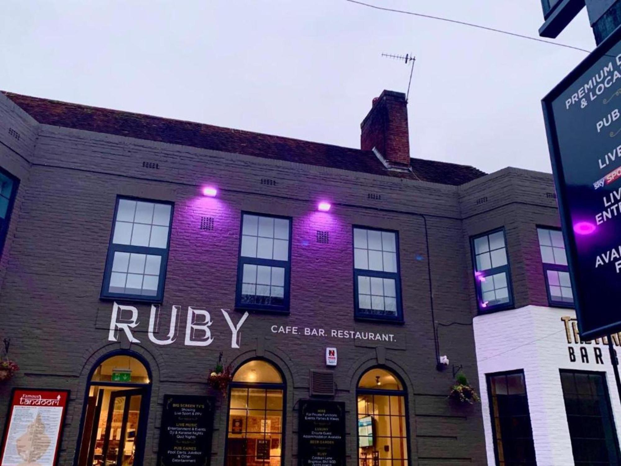 Oyo Ruby Pub & Hotel Brighton Exterior photo